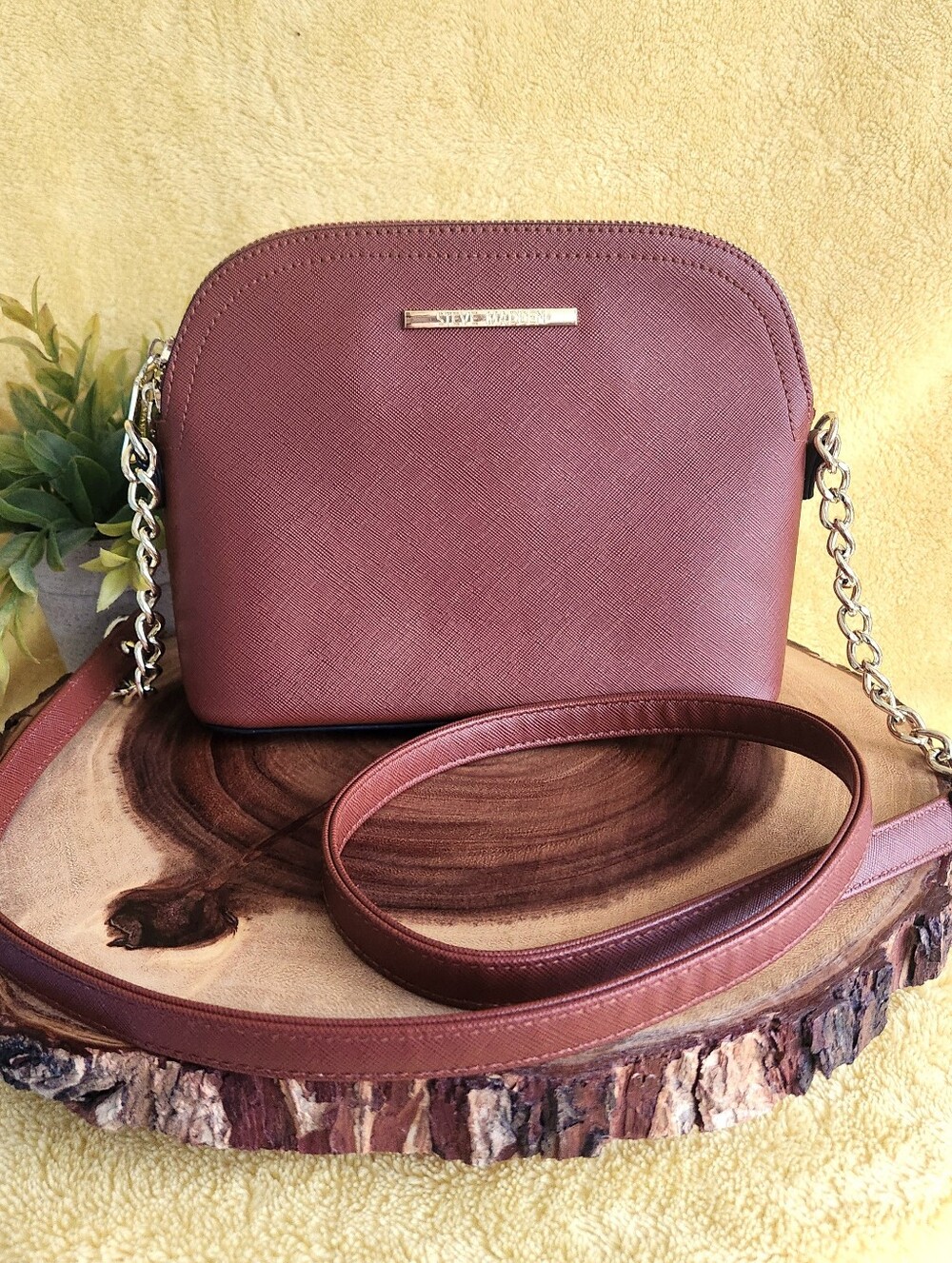 🍁NEW..No Tags..STEVE MADDEN Honey Tan Crossbody With Gold Chain Accents